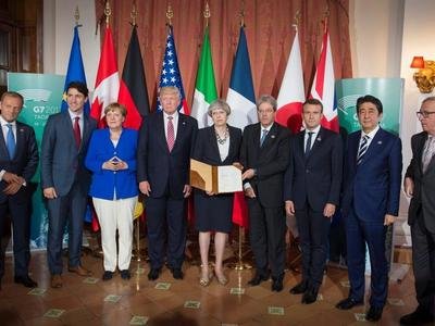 What's the G7, what countries are members, what does the group do and how often does it meet?