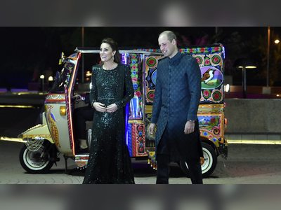 William and Kate take auto rickshaw to reception