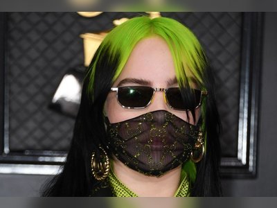 Going viral: Billie Eilish is all Gucci at the Grammy Awards, from nails to face – the singer wears a mask