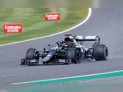 Lewis Hamilton wins with broken tire in Britain