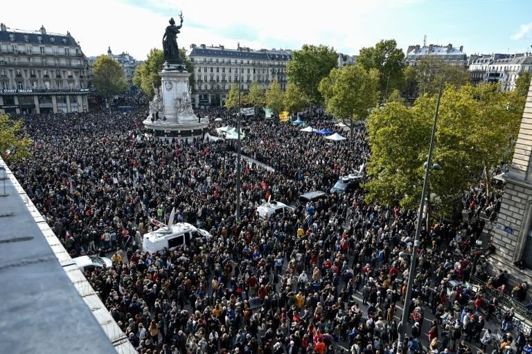 France rallies after beheading of teacher