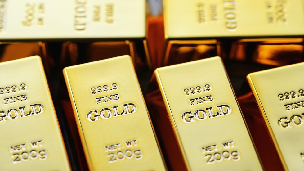 Gold price hits seven-month low as investors turn to other assets
