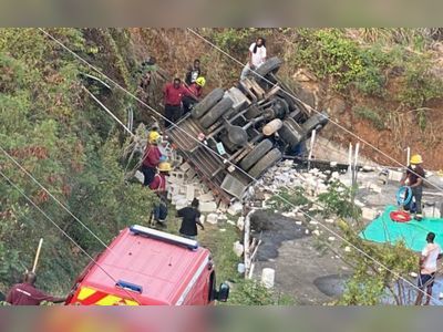 Truck topples off hillside @ Diamond Estate, trapping driver inside
