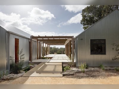 Two Sheds Cloaked in Galvanized Steel Form a Home in Rural Australia