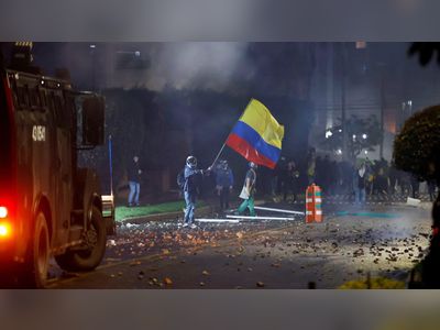 Night of chaos in Bogotá – burning of police posts with police officers inside