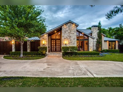 A Modern Abode With a Resort-Like Backyard in Dallas, TX