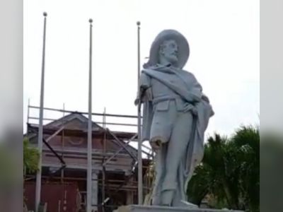 Man smashes Columbus statue with sledgehammer in Bahamas