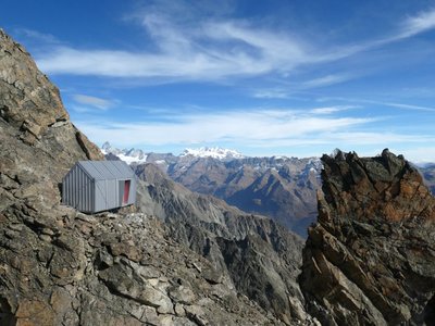 This Dizzying Prefab Is Perched on the Edge of the Italian Alps