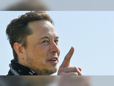 Elon Musk asks Twitter followers if he should sell 10% of Tesla stock