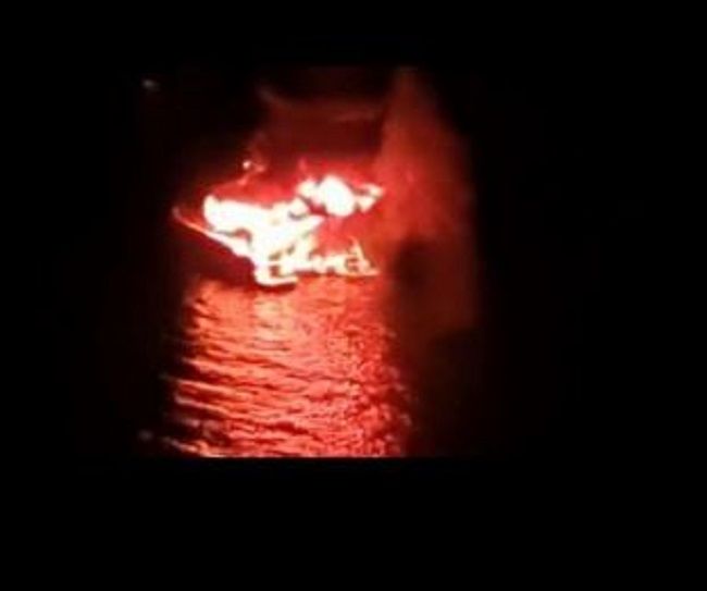 Catamaran destroyed by fire @ Jost van Dyke