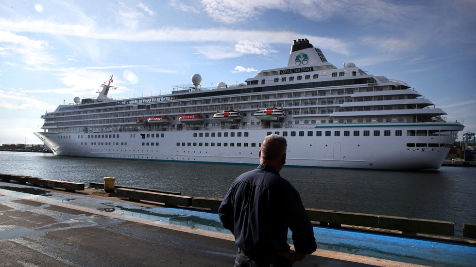 Cruise ship flees to Bahamas in bid to avoid court seizure