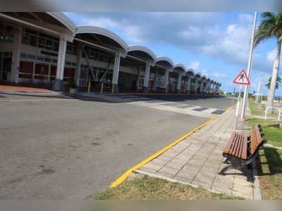 Would-be deportee escapes custody at airport