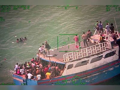 Boat with hundreds of Haitian migrants runs aground in Florida