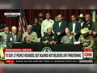 Texas gubernatorial candidate Beto O’Rourke interrupts Gov. Abbotts press conference about the school shooting