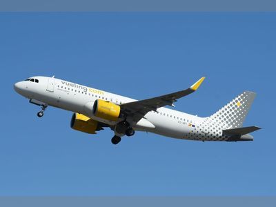 Passengers Claim Pilot Leaves Plane After Loud Bang On Vueling A320