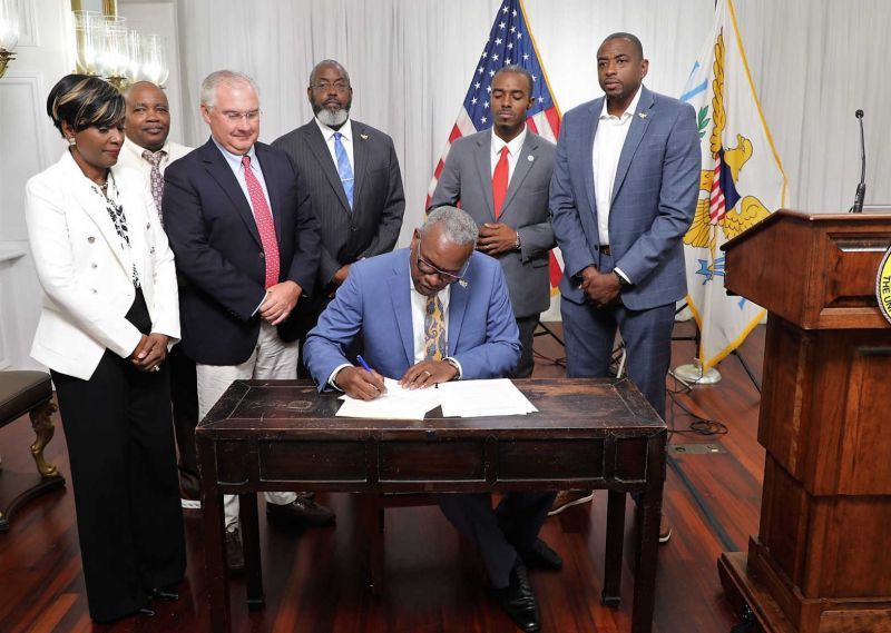 USVI Gov't signs agreement to build horse racing facility on St Croix
