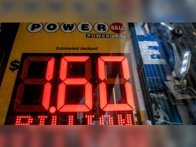 U.S. Powerball worth world-record $1.6 billion in Saturday night drawing