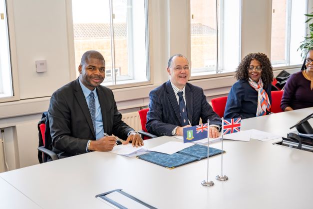 Premier signs MOU with university in UK
