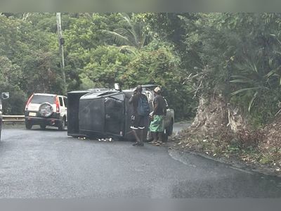Truck topples @ Sophie Bay Hill