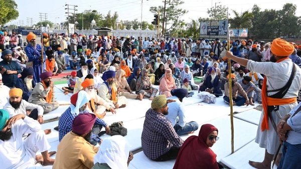 India cuts internet to 27 million as Punjab police hunt Sikh separatist