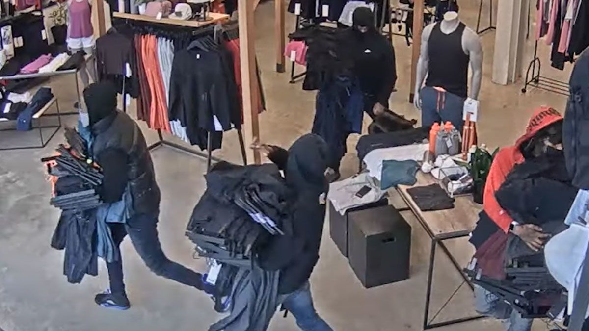 Two US Employees Fired For Chasing Robbers Out Of Store As They Broke ''Company Policy''