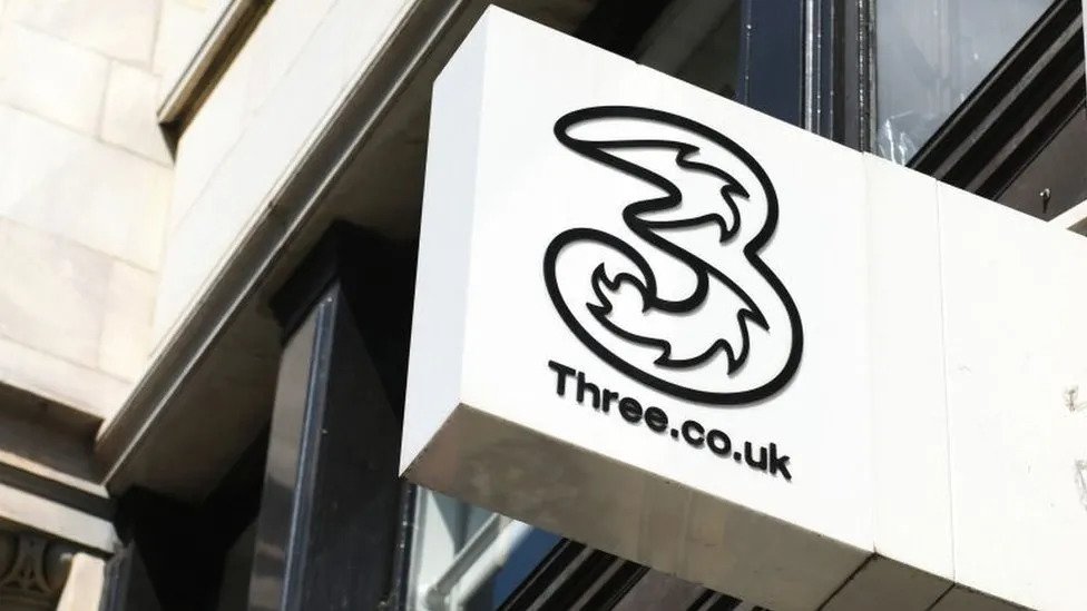 Three apologises as thousands without mobile service across UK