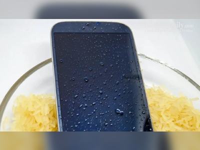 Apple warns against drying iPhones with rice